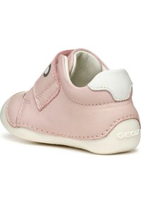 Scarpa in pelle rosa chiaro con collo imbottito, cinturino in velcro, punta arrotondata e suola in gomma bianca con il logo GEOX sul tallone.