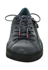 Navy Leder Sneaker mit Schnürung, kontrastierenden roten Ösen, strukturierten Seitenpaneelen und schwarzer Gummisohle mit blauen Nähakzenten.