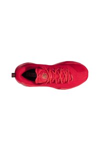 Scarpa sportiva rossa con tomaia testurizzata, dotata di chiusura con lacci e colletto imbottito. Include il marchio sulla linguetta e una suola robusta.