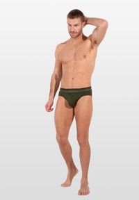 Zelené pánské slipy z měkké látky s hladkou texturou; mají značkový pas a přiléhavý střih.