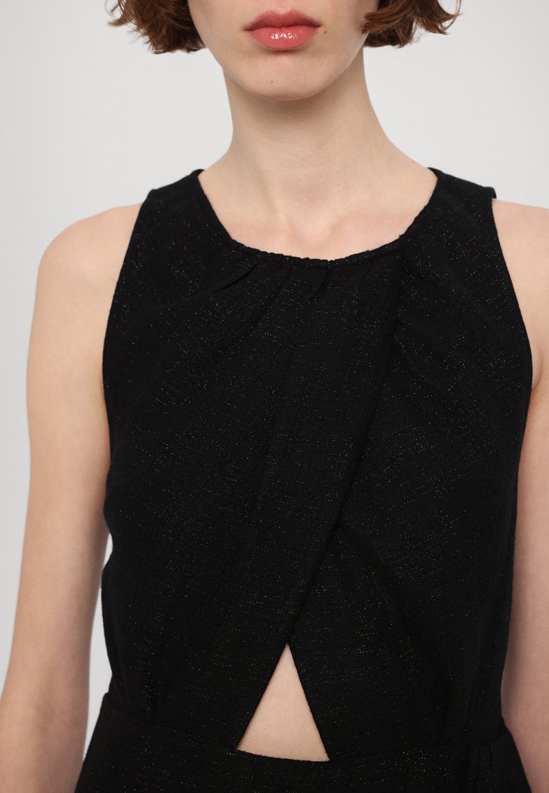 Czarny top bez rękawów z zgromadzonym dekoltem, z wyróżniającym się skręconym wzorem i wycięciem w talii, o teksturowanej tkaninie z subtelnym blaskiem.
