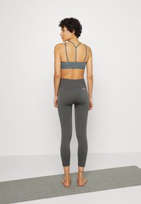 adidas Performance YOGA ESSENTIALS LIGHT-SUPPORT - Sutiã desportivo de suporte ligeiro - blue oxide