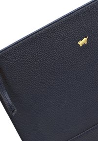 Navyfarbener, strukturierten Lederbeutel mit einem dezenten goldenen Logo-Akzent und einem eleganten Design, das über einen Reißverschluss und dekorative Nähte verfügt.