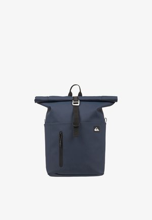 Marineblauer Rolltop-Rucksack mit schwarzem Riemen und Schnalle, vorderer Reißverschlusstasche und einem kleinen schwarz-weißen Logoaufnäher.