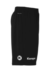 Zwarte sportshorts van lichtgewicht stof, met een elastische tailleband en het "Kempa"-logo in het wit aan de onderkant van de voorkant.