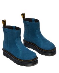 Botas ankle em camurça azul com um acabamento texturizado, apresentando uma sola de borracha preta, costuras amarelas e puxadores para facilitar o calçar.