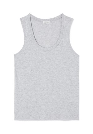 Světle šedé tílko bez rukávů s výstřihem do U, položeno na plocho, ukazující texturu měkké bavlněné látky a malou štítek na zadní straně límce.