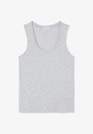 Lichtgrijze mouwloze tanktop met een ronde hals, plat gelegd, waarbij de zachte katoenstoftextuur en een klein label aan de achterkant van de kraag zichtbaar zijn.