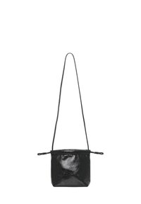 Borsa a tracolla nera con una texture lucida, forma rettangolare e tracolla regolabile. Presenta una chiusura a coulisse nella parte superiore.