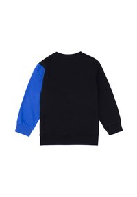 Felpa nera con manica sinistra blu, scollo rotondo e polsini a costine. Il materiale sembra morbido e il design è semplice.