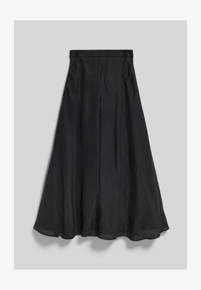 Jupe noire taille haute en A avec un tissu subtilement texturé et une ceinture lisse, s’évasant doucement vers l’ourlet.