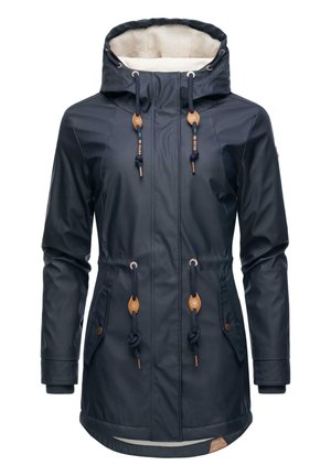 Veste imperméable marine avec capuche doublée de fourrure, cordons de serrage réglables, deux poches avant et détails en cuir marron sur les cordons.