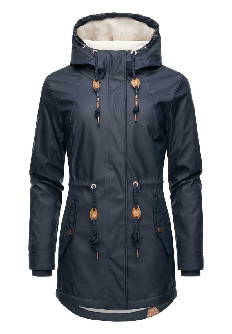 Veste imperméable marine avec capuche doublée de fourrure, cordons de serrage réglables, deux poches avant et détails en cuir marron sur les cordons.