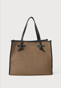 Geantă tip tote maro, țesută cu model înspicat, mânere și finisaje din piele neagră. Formă dreptunghiulară, design structurat.