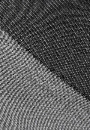 Zbliżenie dwóch przecinających się próbek tkanin, jednej w ciemnoszarym, drugiej w jasnoszarym kolorze, ukazujących szczegółową teksturę tkania i przeszycia.