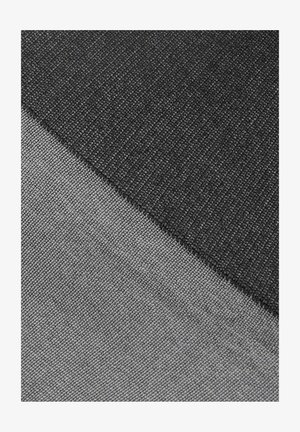 Zbliżenie dwóch przecinających się próbek tkanin, jednej w ciemnoszarym, drugiej w jasnoszarym kolorze, ukazujących szczegółową teksturę tkania i przeszycia.