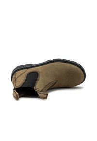 Stivale alla caviglia in suede marrone con pannelli laterali elastici neri, suola in gomma e un tab di estrazione etichettato "natural world" per un facile indossamento.