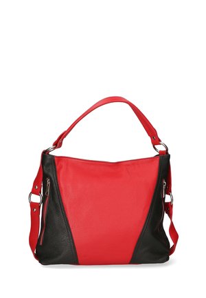 Sac à main en cuir rouge et noir avec une finition texturée. Comprend une poche centrale zippée et une bandoulière avec des accents en métal argenté.