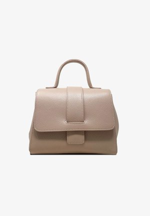 Beige leren handtas met een gestructureerd ontwerp, rechthoekige vorm, bovenhandvat en een voorklep sluiting. Getextureerde oppervlakte met zichtbare stiksels.