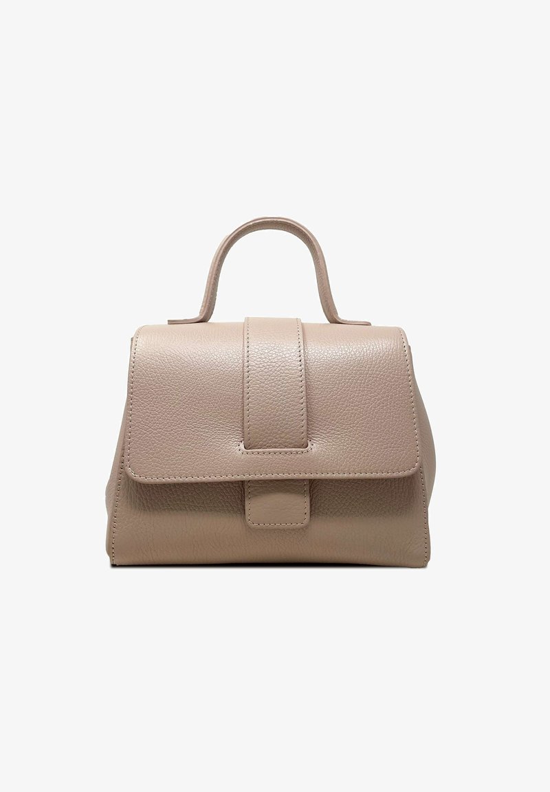 Beżowa skórzana torebka o zorganizowanej konstrukcji, prostokątnym kształcie, z górnym uchwytem i z przodu klapą. Teksturowana powierzchnia z widocznymi szwami.