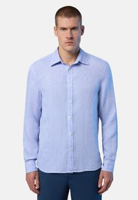 Camicia a maniche lunghe azzurro chiaro con colletto button-down, tessuto testurizzato e bottoni bianchi, con un logo discreto sul petto.