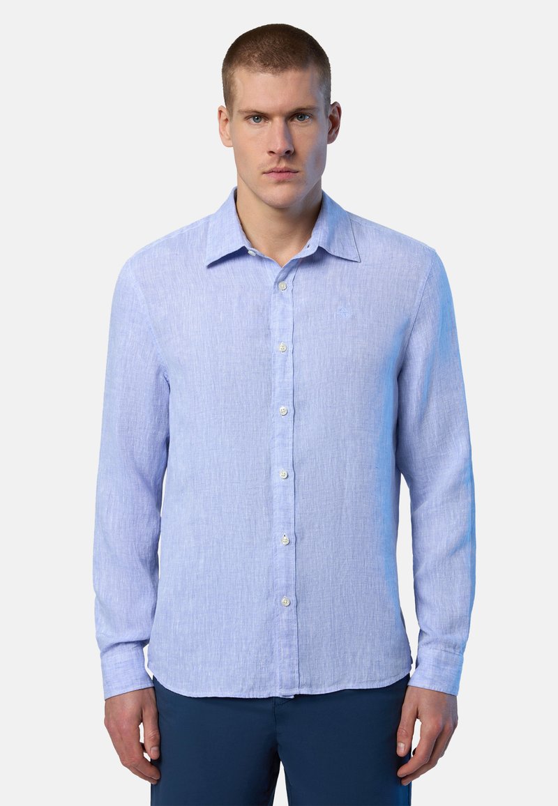 Camicia a maniche lunghe azzurro chiaro con colletto button-down, tessuto testurizzato e bottoni bianchi, con un logo discreto sul petto.