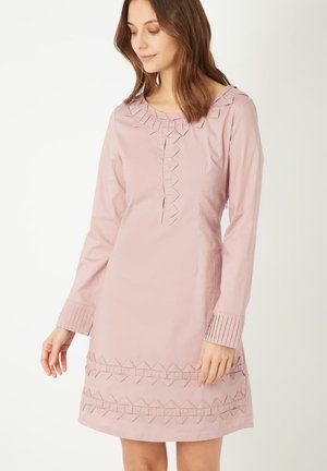 Vestido largo rosa de manga larga con cuello redondo, que presenta acentos bordados geométricos en el cuerpo y el dobladillo, y mangas con puños plisados.