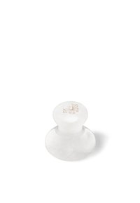 Pesi in vetro trasparente con una base bulbosa. Presenta una superficie liscia e un design geometrico dorato sulla parte superiore.