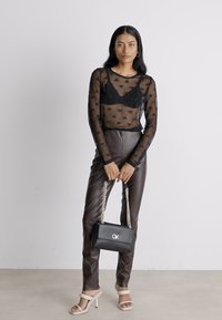 Calvin Klein RE LOCK  CROSSBODY - Taška cez plece - black