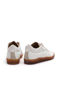 Weiße Leder Sneaker mit grauen Wildlederakzenten, runder Spitze und Gummisohle. Mit Schnürung vorne und gepolstertem Schaft für zusätzlichen Komfort.