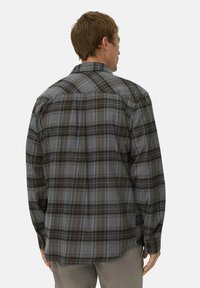 Geruite shirt in grijs, blauw en bruin. Lange mouwen, met knoopmanchetten en een traditionele kraag. Stof lijkt gemarmerd met een casual pasvorm.
