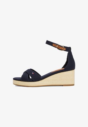 Sandales compensées navy avec des lanières croisées en toile, une bride de cheville avec une boucle marron et une semelle en crêpe tissée crème texturée.