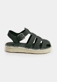 Sandalo espadrilla nero con fasce larghe, chiusura con fibbia e suola in juta intrecciata con cuciture bianche. Finitura opaca testurizzata.