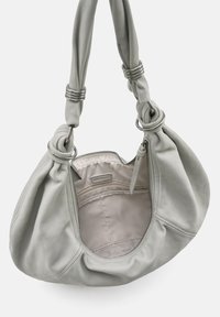 Sac à main en cuir gris au design souple, ouverture large et anses nouées ornées d'accents métalliques. L'intérieur comprend une poche zippée.