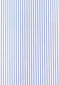 Tessuto bianco con strisce verticali blu, caratterizzato da una texture liscia e linee sottili uniformemente distanziate, adatto a varie applicazioni tessili.