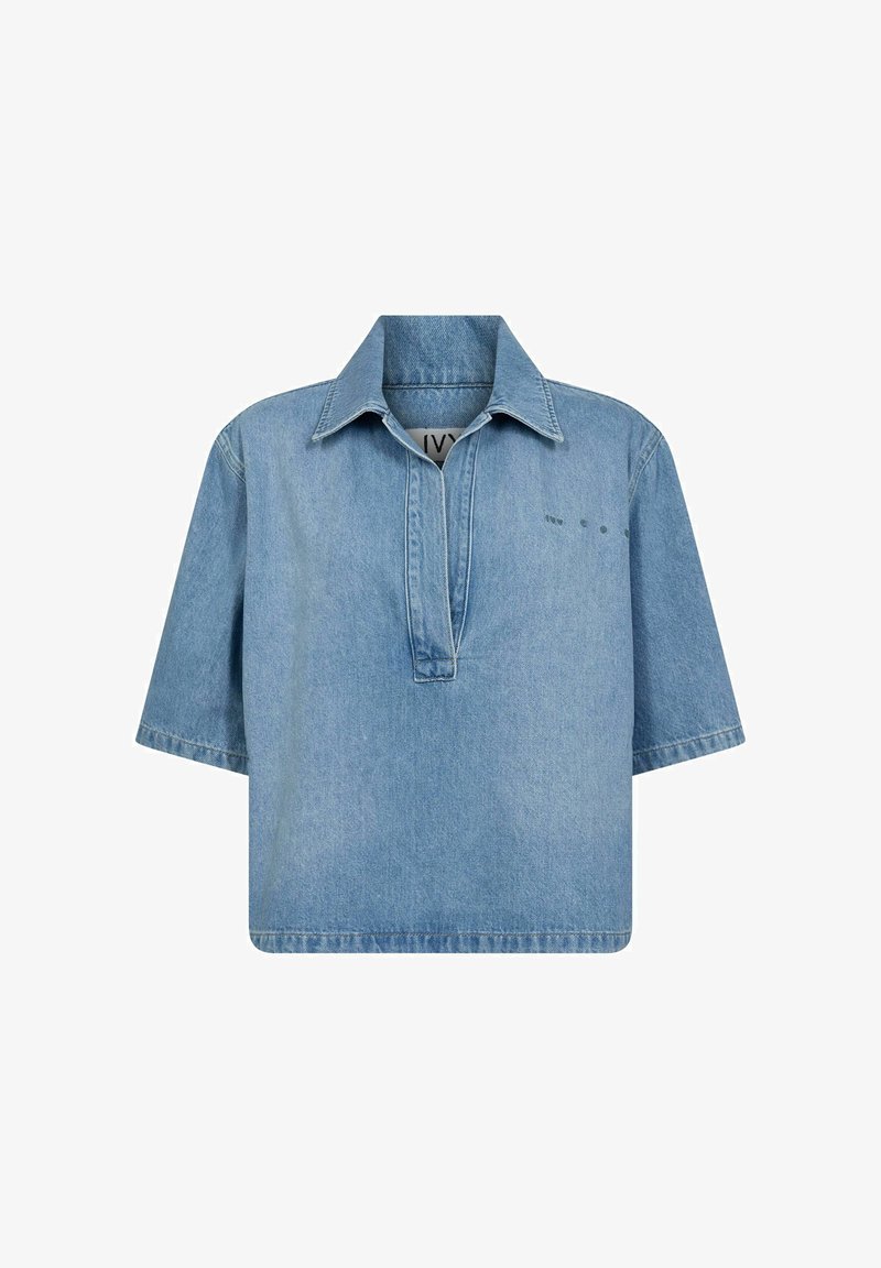 Világoskék farmering rövid ujjal, látható varratokkal, gomb nélküli felsőrésszel és klasszikus gallérral. Egyszerű dizájn, minta nélkül.