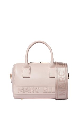 Petit sac à main rose clair avec deux petites poignées, nom de la marque embossé à l'avant et large bandoulière assortie avec texte de la marque.