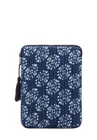 Housse de portable matelassée bleu marine avec motif floral blanc, fermeture éclair et détail en pompon noir. Tissu durable avec finition texturée.