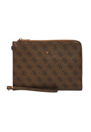 Borsa clutch marrone con cerniera, motivo scuro e cinturino da polso, con un piccolo logo triangolare Guess sulla parte anteriore.