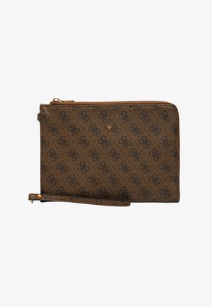 Bolso de mano marrón con cremallera, patrón oscuro y correa para la muñeca, con un pequeño logo triangular de Guess en el frente.