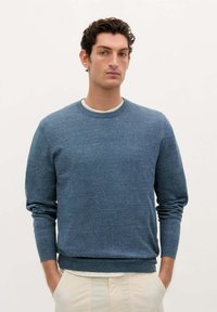 Blauwe gebreide trui met een ronde hals en lange mouwen, met een gestructureerde afwerking en geribbelde manchetten en onderrand.