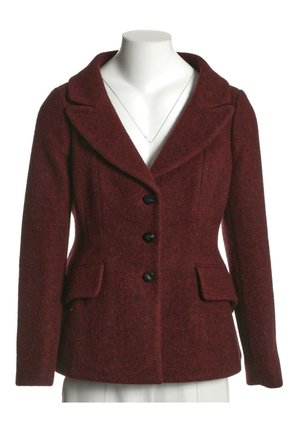 Blazer en laine bordeaux pour femme avec revers crantés, trois boutons noirs, manches longues et deux poches avant à rabat sur un mannequin blanc.