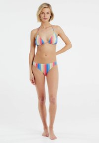 Bikini sæt med trekantstop og lavtaljede bund. Har lodrette flerfarvede striber i blå, rød, gul og pink. Fremstillet af glat stof.