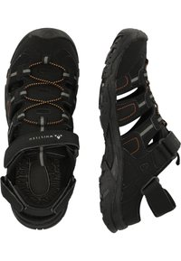 Svarta vandringssandaler med justerbara remmar, texturerade gummisulor och orange sömnadsdetaljer. Öppen design för ventilation och komfort.