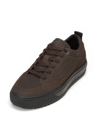 Sneaker in pelle marrone scuro con suola in gomma nera, allacciatura frontale e colletto imbottito, inclinato a sinistra su sfondo bianco.