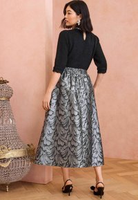 Love & Roses ENB JACQUARD MIDI - REGULAR FIT - Fustă în formă de A - silver feather