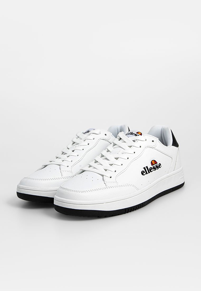 Des baskets en cuir blanc dotées d'une semelle en caoutchouc noire, d'un bout rond et d'un système de laçage. Logo "ellesse" en orange et bleu marine sur le côté.