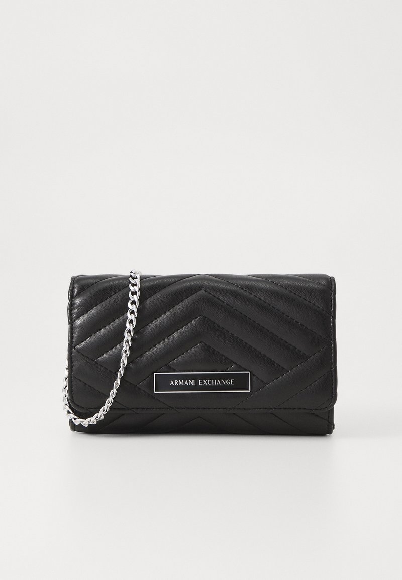 Pochette en cuir matelassé noir avec bandoulière chaîne argentée et plaque logo Armani Exchange au centre devant.