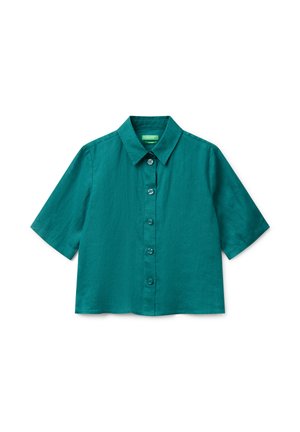 Teal kortlopende knoopshirts met kraag, vijf knopen aan de voorkant en een rechte onderkant, plat gelegd op een witte achtergrond.