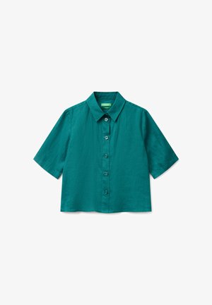 Tealowa koszula z krótkim rękawem, zapinana na guziki, z kołnierzykiem, pięcioma guzikami z przodu oraz prostym dołem, leżąca na białym tle.